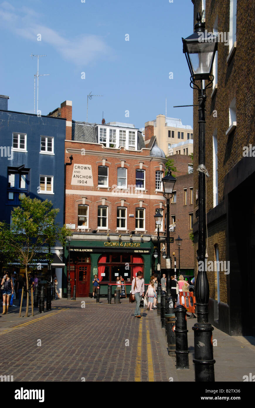 Guardando lungo Eartham Street al Crown and Anchor Pub di Neal Street Covent Garden Londra Inghilterra Foto Stock