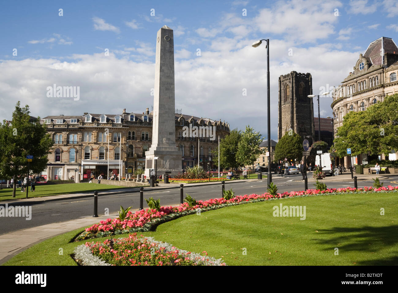 Il cenotafio War Memorial obelisco di tutta la prospettiva di giardini in centro città in estate. Harrogate North Yorkshire England Regno Unito Foto Stock