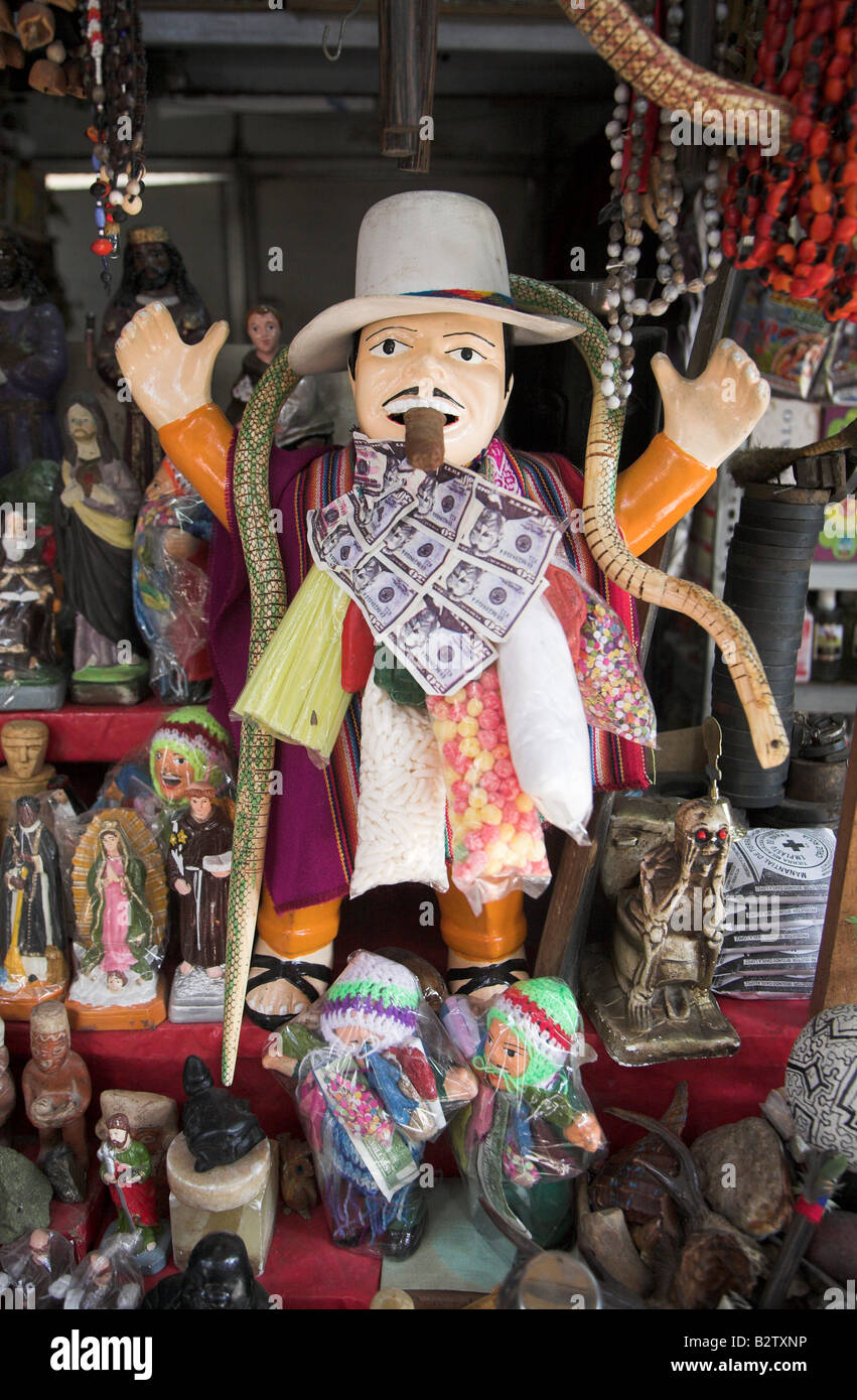 Ekeko figura (Dio della Fortuna) al Mercado de Brujos (Witchdoctors Mercato) a Chiclayo in Perù. Foto Stock