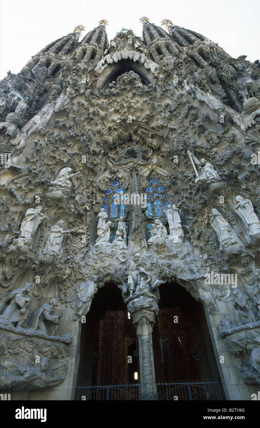La Sagrada Familia di Gaudi cattedrale facciata est della muratura rivestita in sculture ceramica blu BARCELLONA SPAGNA Foto Stock