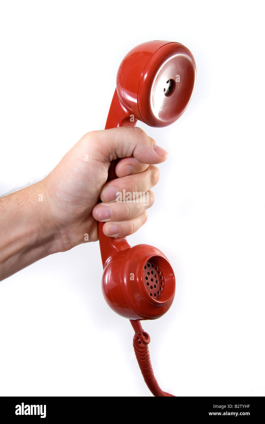 Una mano passa un retrò ricevitore telefonico rosso, hot line, la chiamata di emergenza, i servizi al cliente? Foto Stock