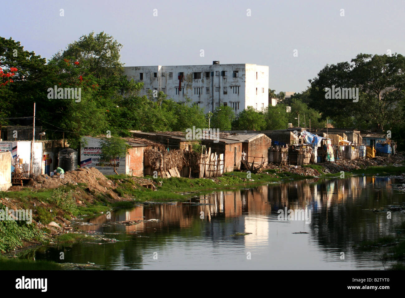 Un indiano riverside baraccopoli Foto Stock