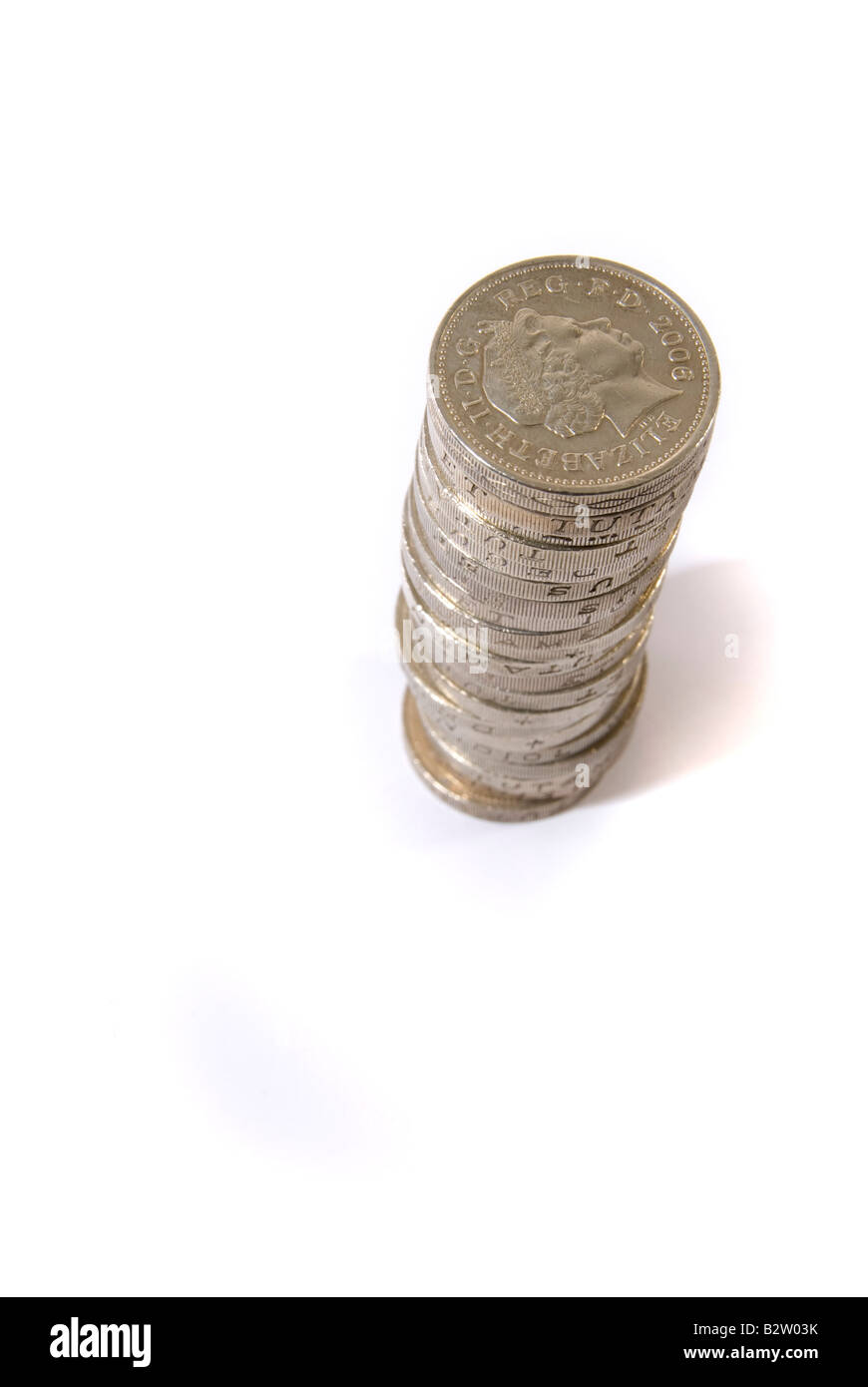 Una pila di monete (pound monete) Foto Stock