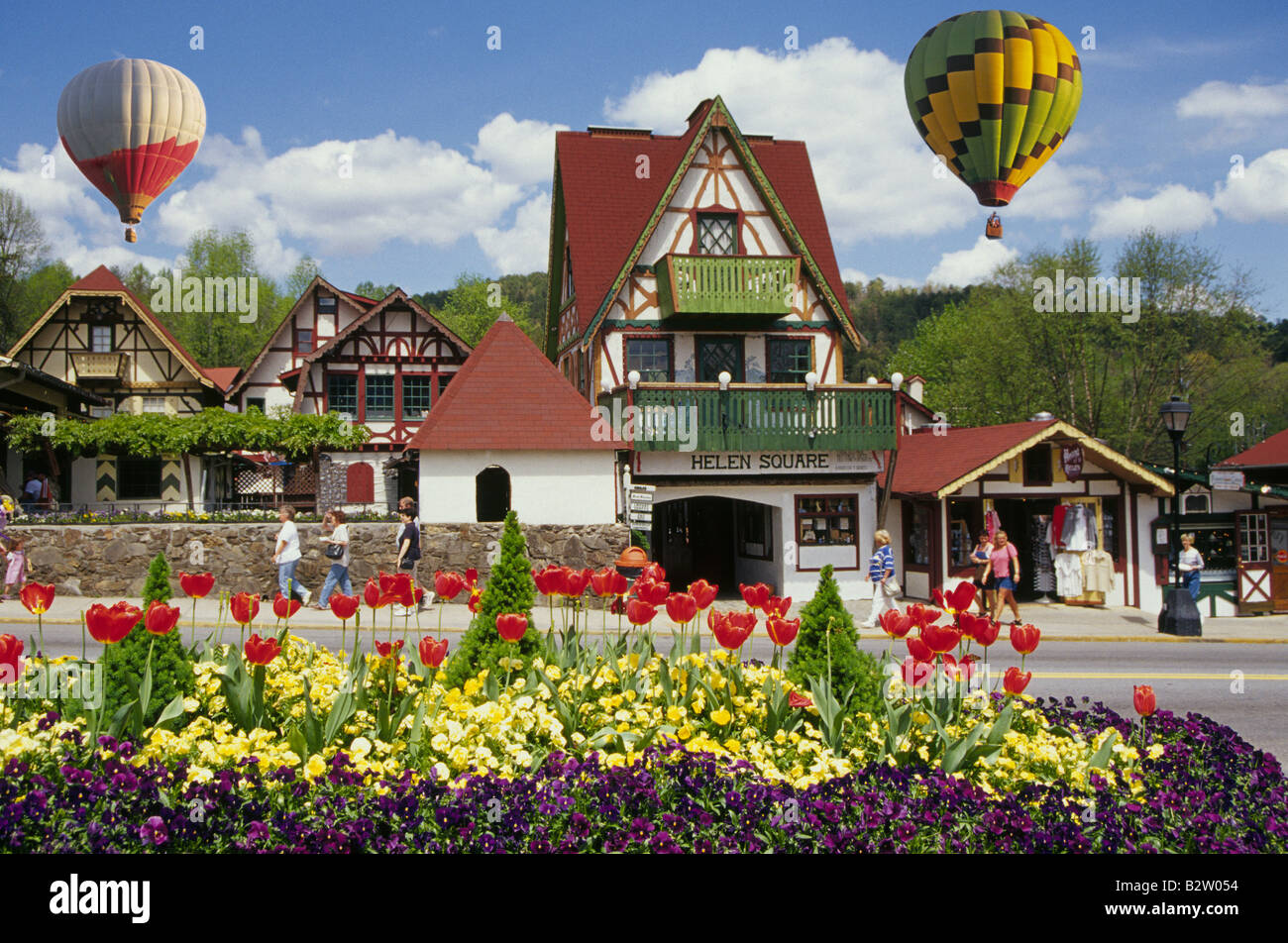 I palloni ad aria calda sopra la cittadina di Helen Georgia sito di Helen al palloncino Atlantico gara in giugno Foto Stock