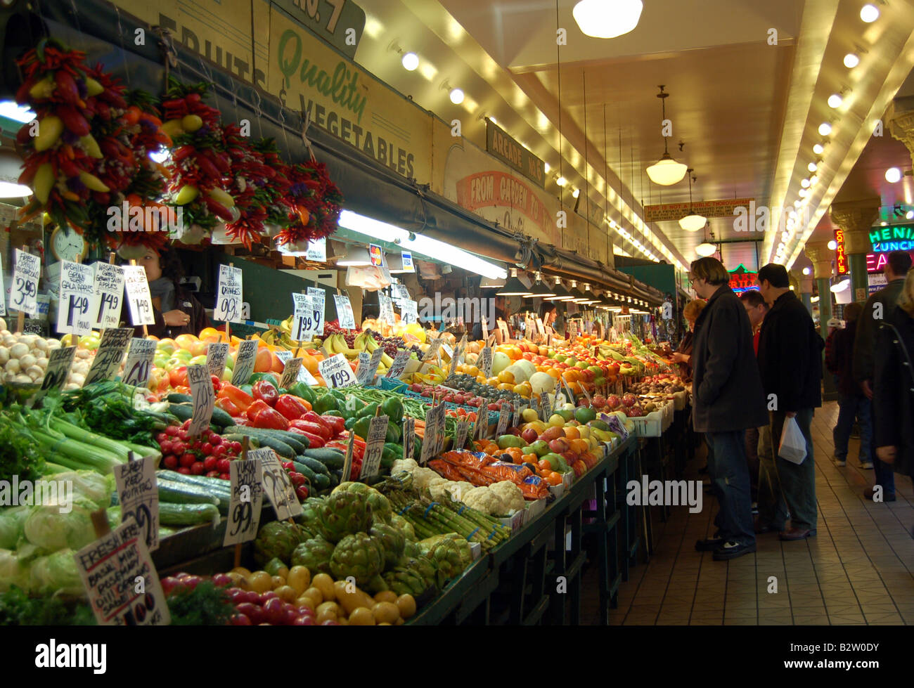 La frutta e la verdura fresca Arcade Foto Stock