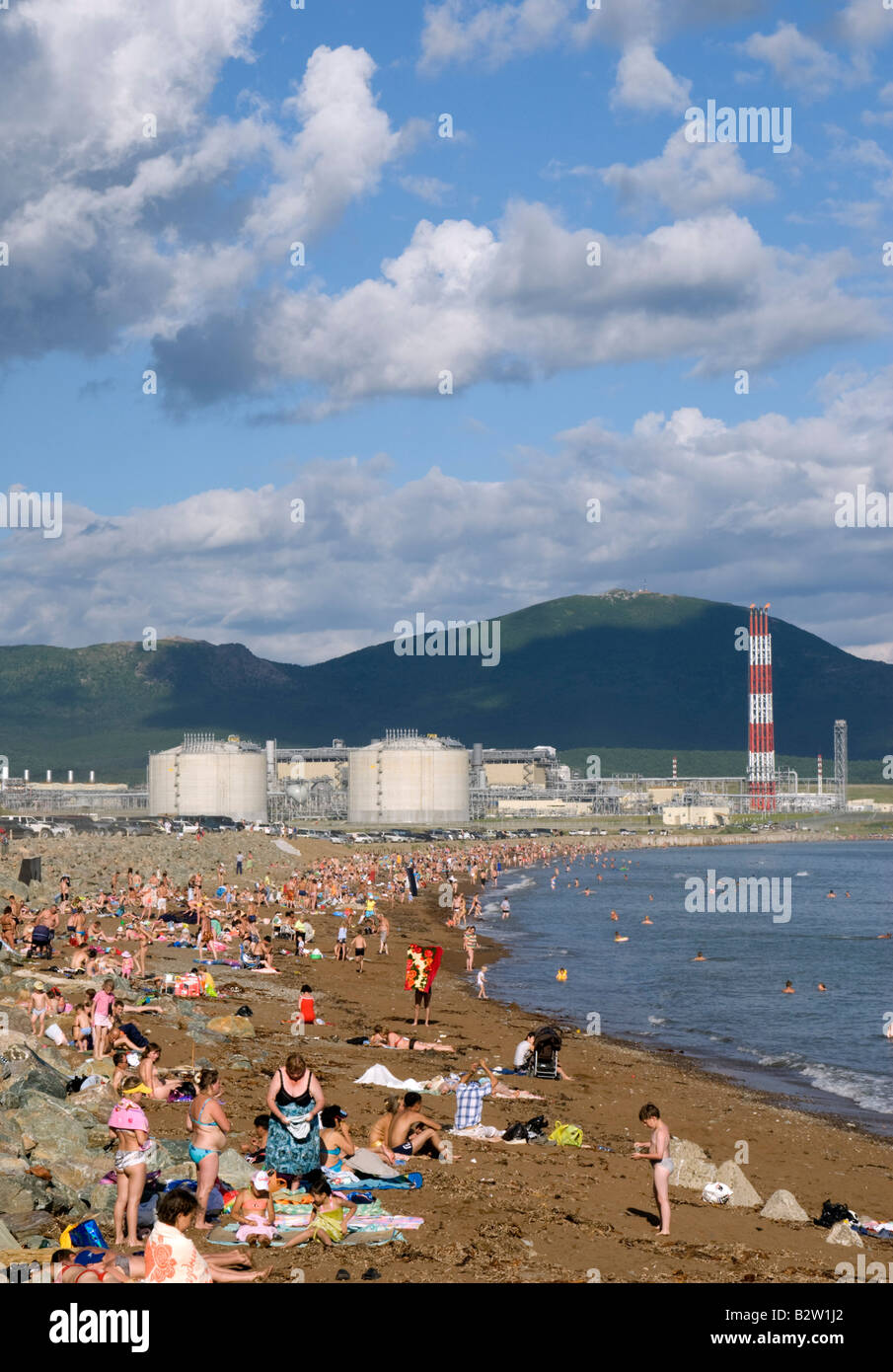 Spiaggia affollata a Prigorodnoye accanto Russie primo impianto GNL costruito da Shell sull isola di Sakhalin 2008 Foto Stock