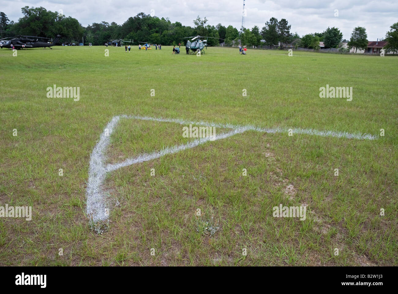 Aerei di atterraggio di aiuti sotto forma di un gigante di 'A' dipinta su erba in elicottero fair Gainesville Florida Foto Stock