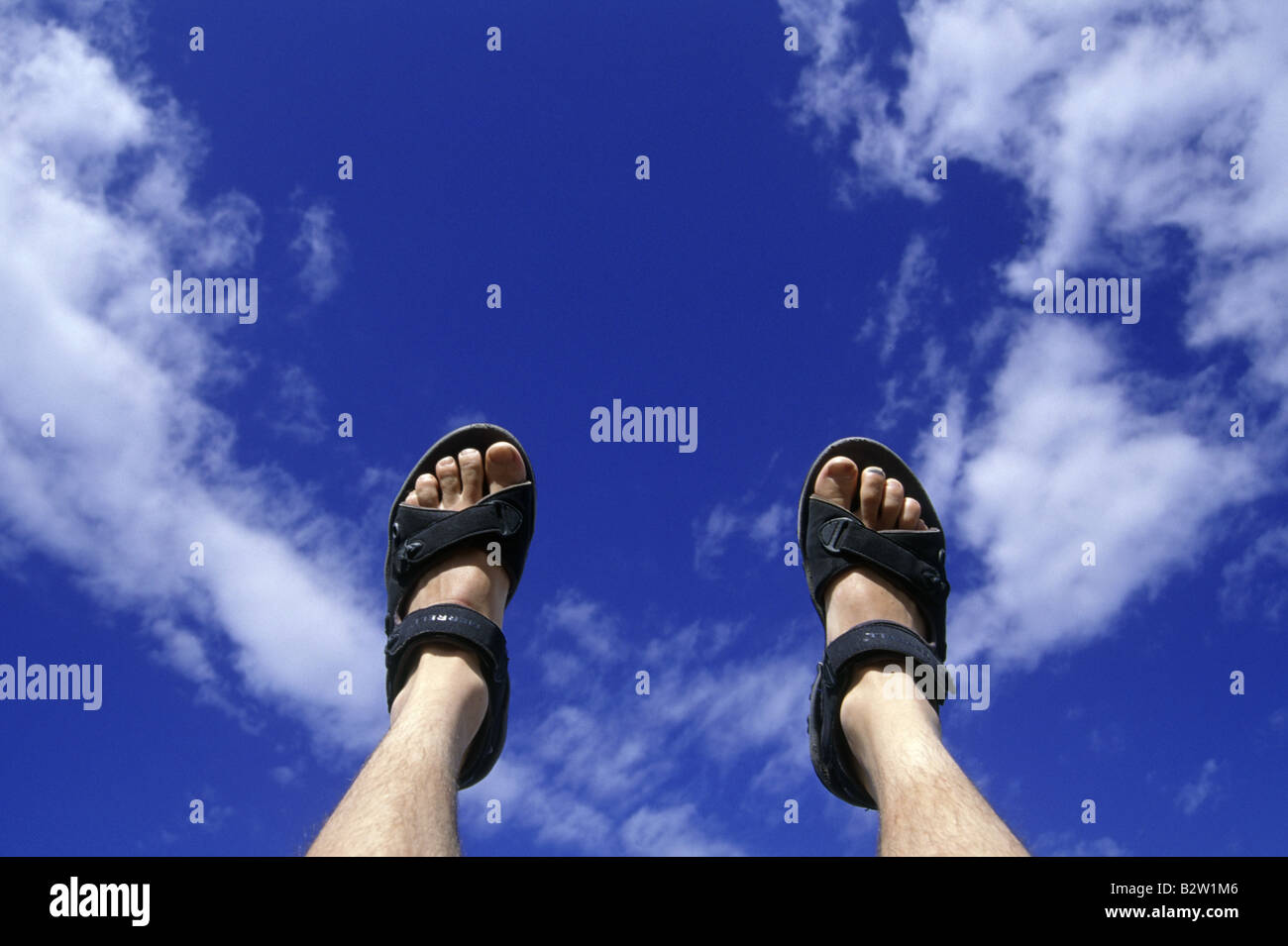 Il cielo blu con luce coppia cloud dell uomo in piedi in sandali FEMUNDEN HEDMARK NORVEGIA Foto Stock