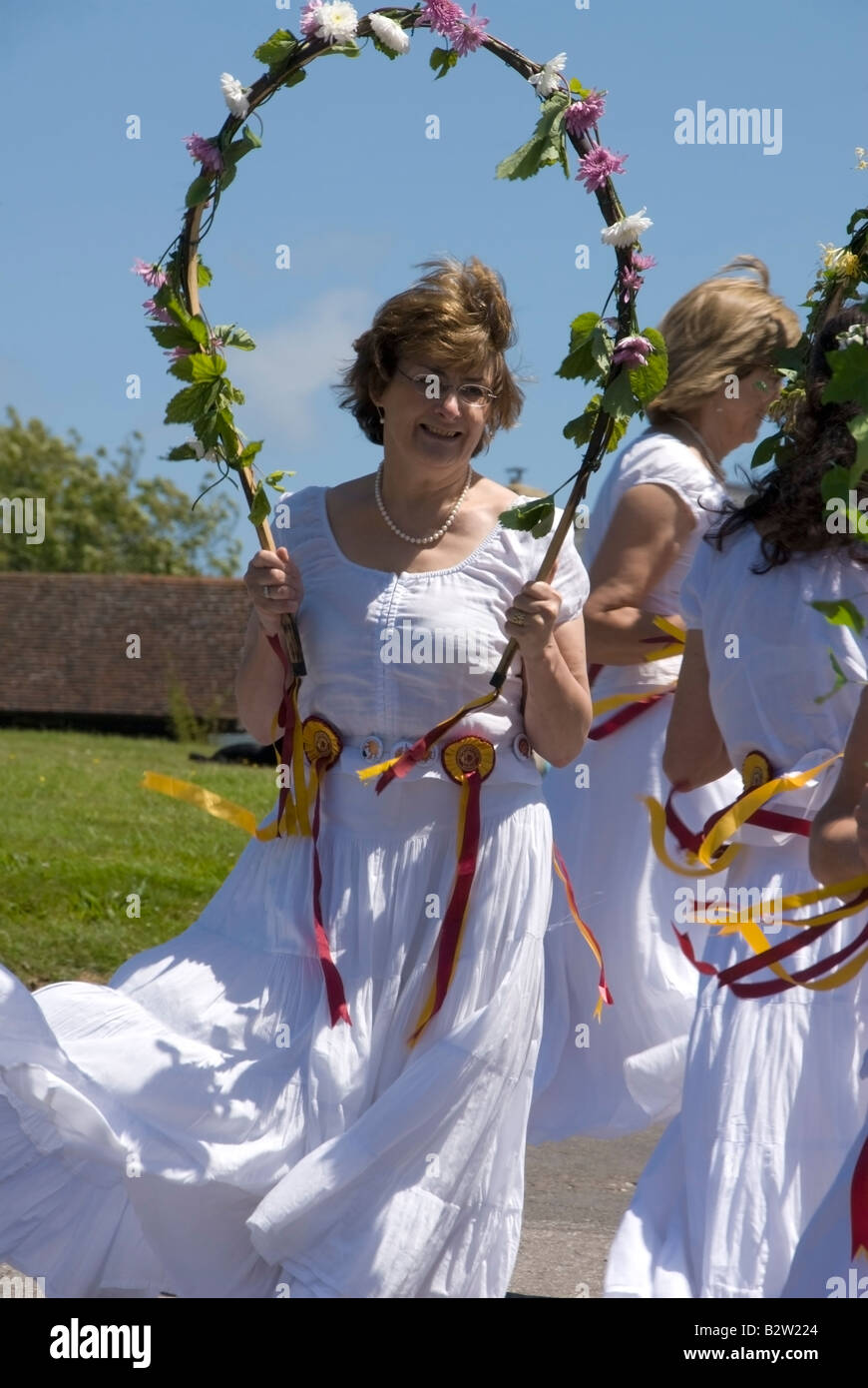 Solstizio d'estate Morris ballerini, Rushlake verde, East Sussex, Inghilterra. Foto Stock