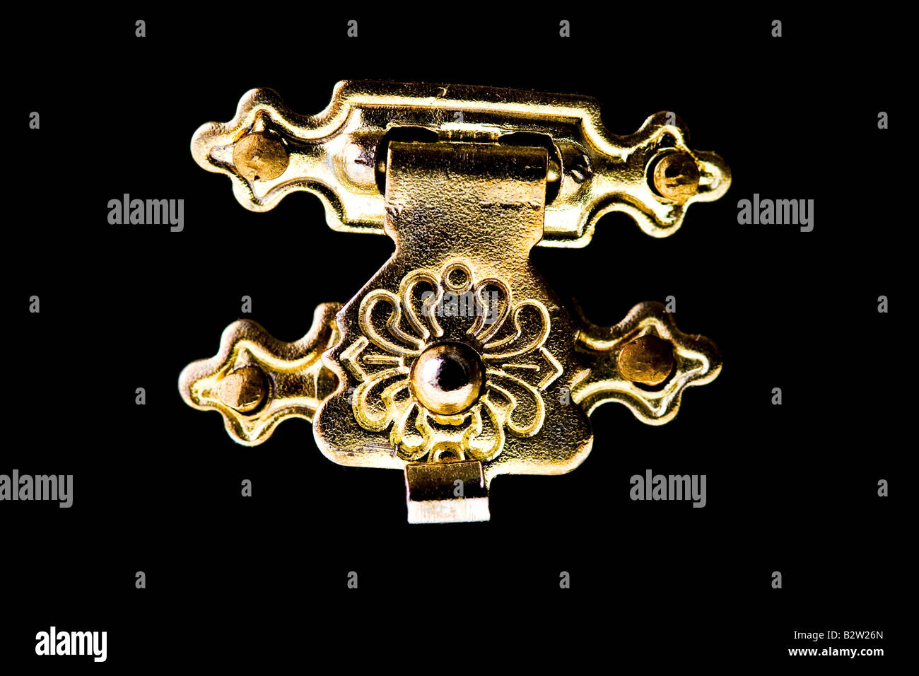 Primo piano di un piccolo blocco di oro isolato su nero Foto Stock