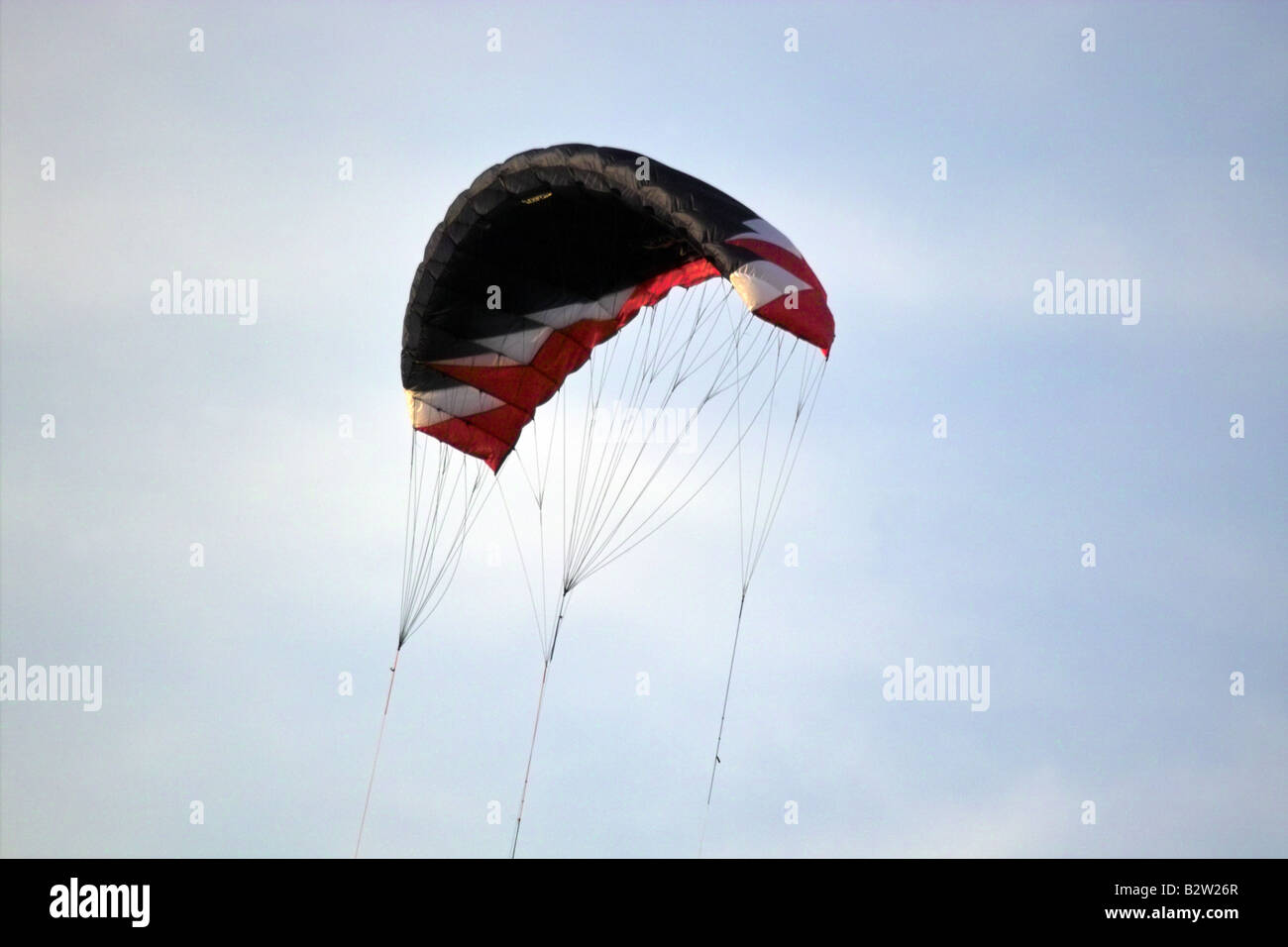 Bianco nero e rosso aquilone volante Foto Stock