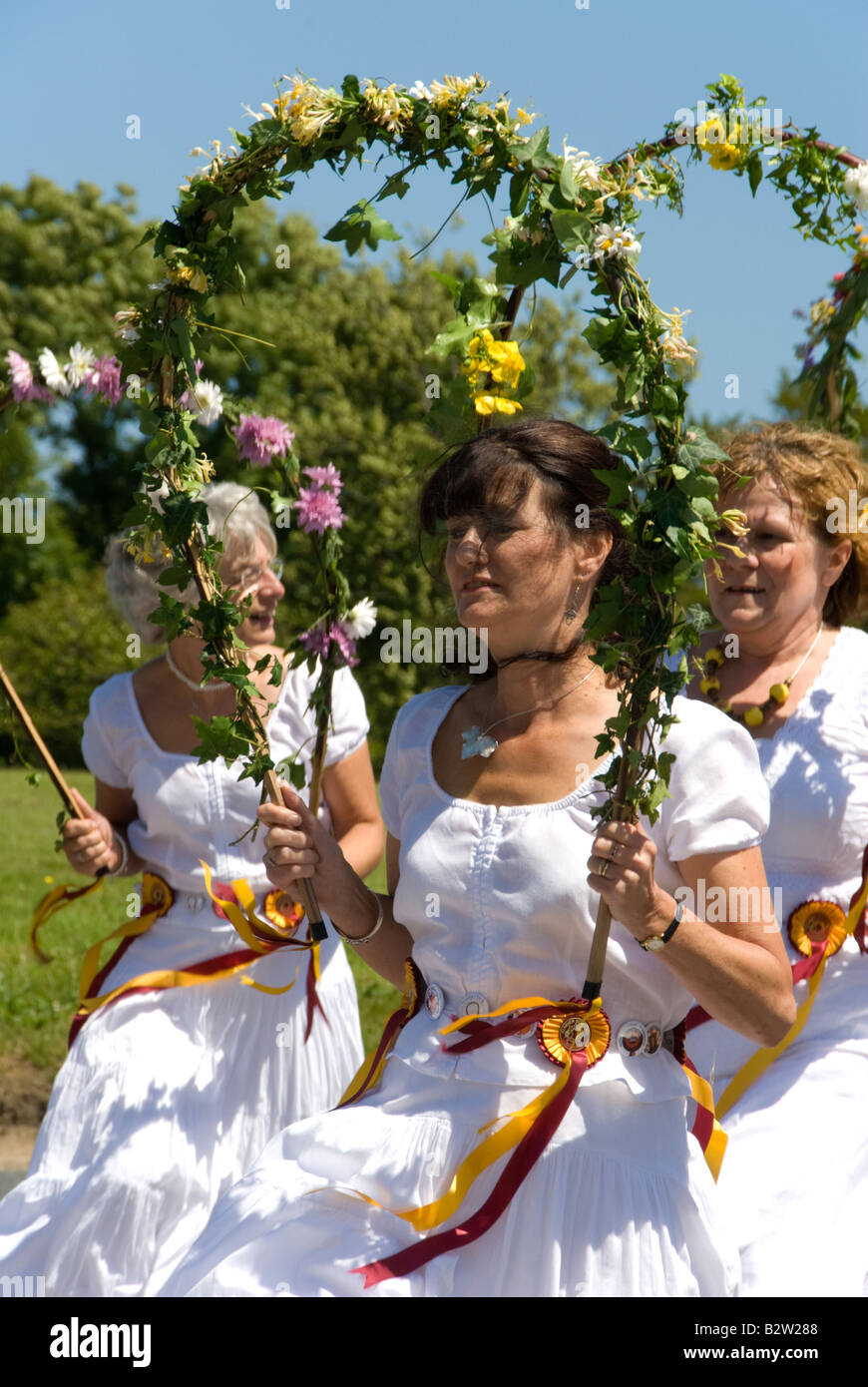 Solstizio d'estate Morris ballerini, Rushlake verde, East Sussex, Inghilterra. Foto Stock