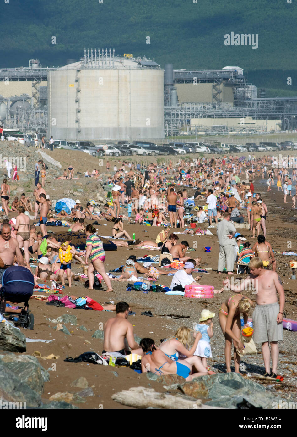 Spiaggia affollata a Prigorodnoye vicino Korsakov sull isola di Sakhalin con serbatoi di GNL costruito da Shell 2008 Foto Stock