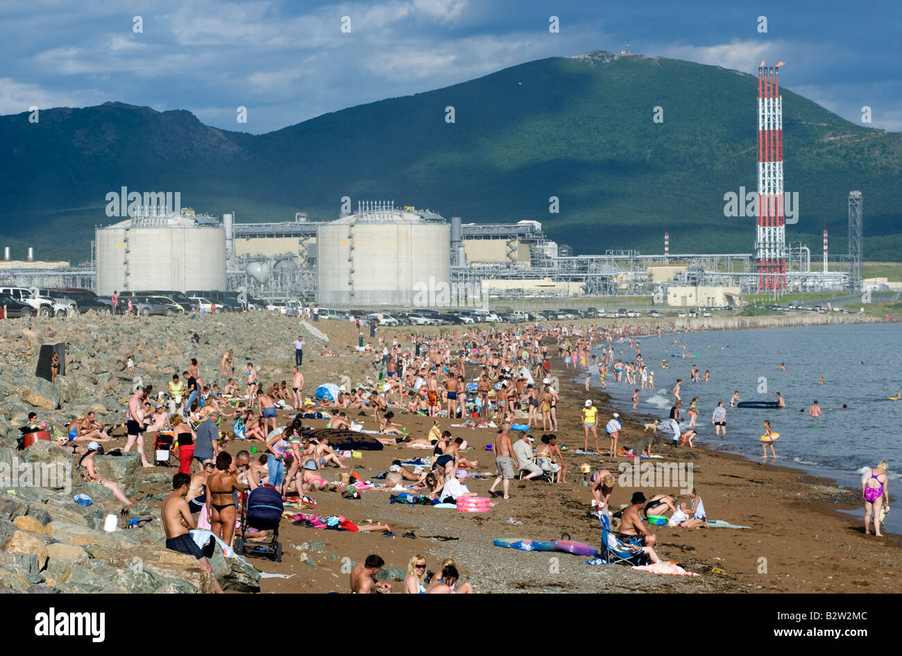Spiaggia affollata a Prigorodnoye vicino Korsakov sull isola di Sakhalin con serbatoi di GNL costruito da Shell 2008 Foto Stock