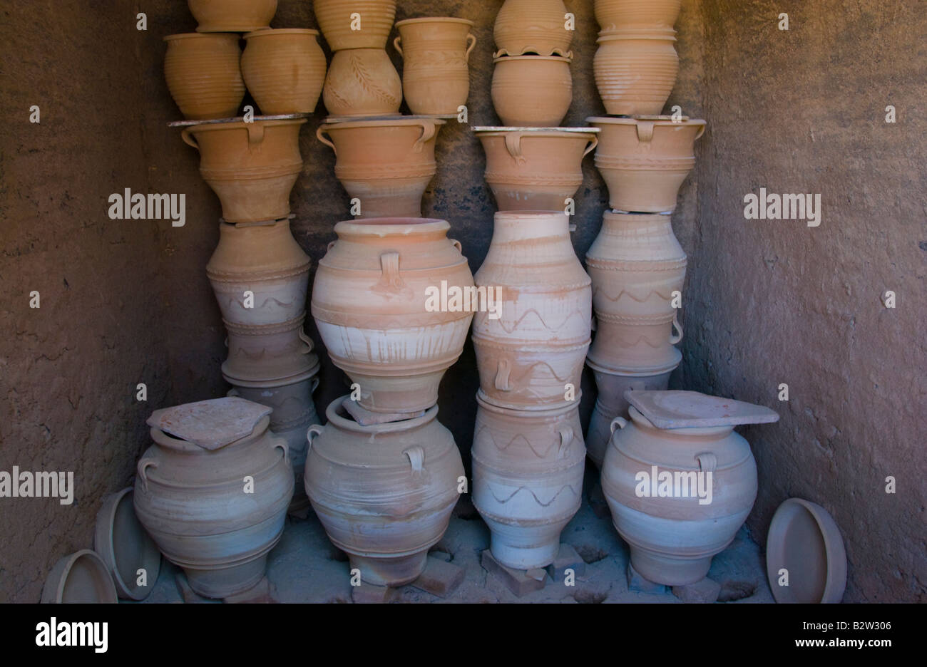 Vasi di cotto in forno in ceramica in Thrapsano sul Greco isola mediterranea di creta GR EU Foto Stock