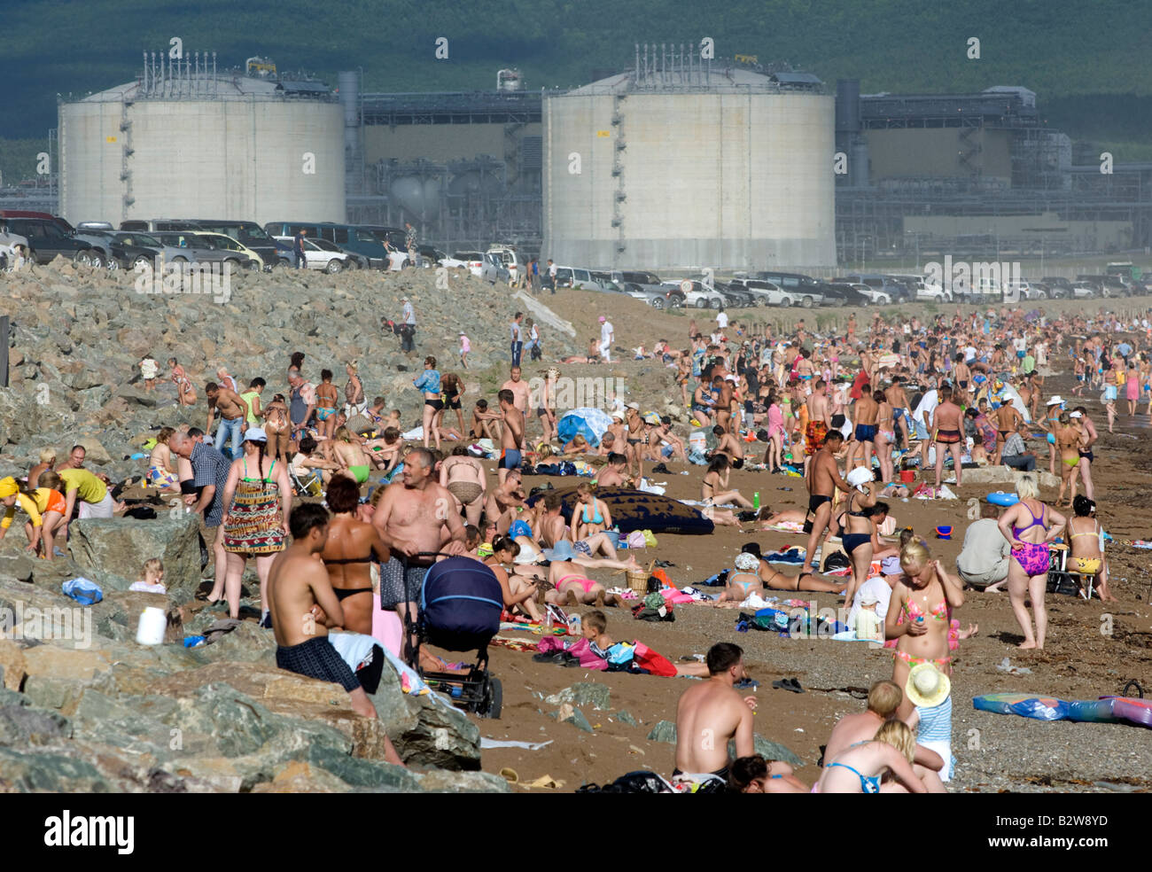 Spiaggia affollata a Prigorodnoye vicino Korsakov sull isola di Sakhalin con serbatoi di GNL costruito da Shell 2008 Foto Stock