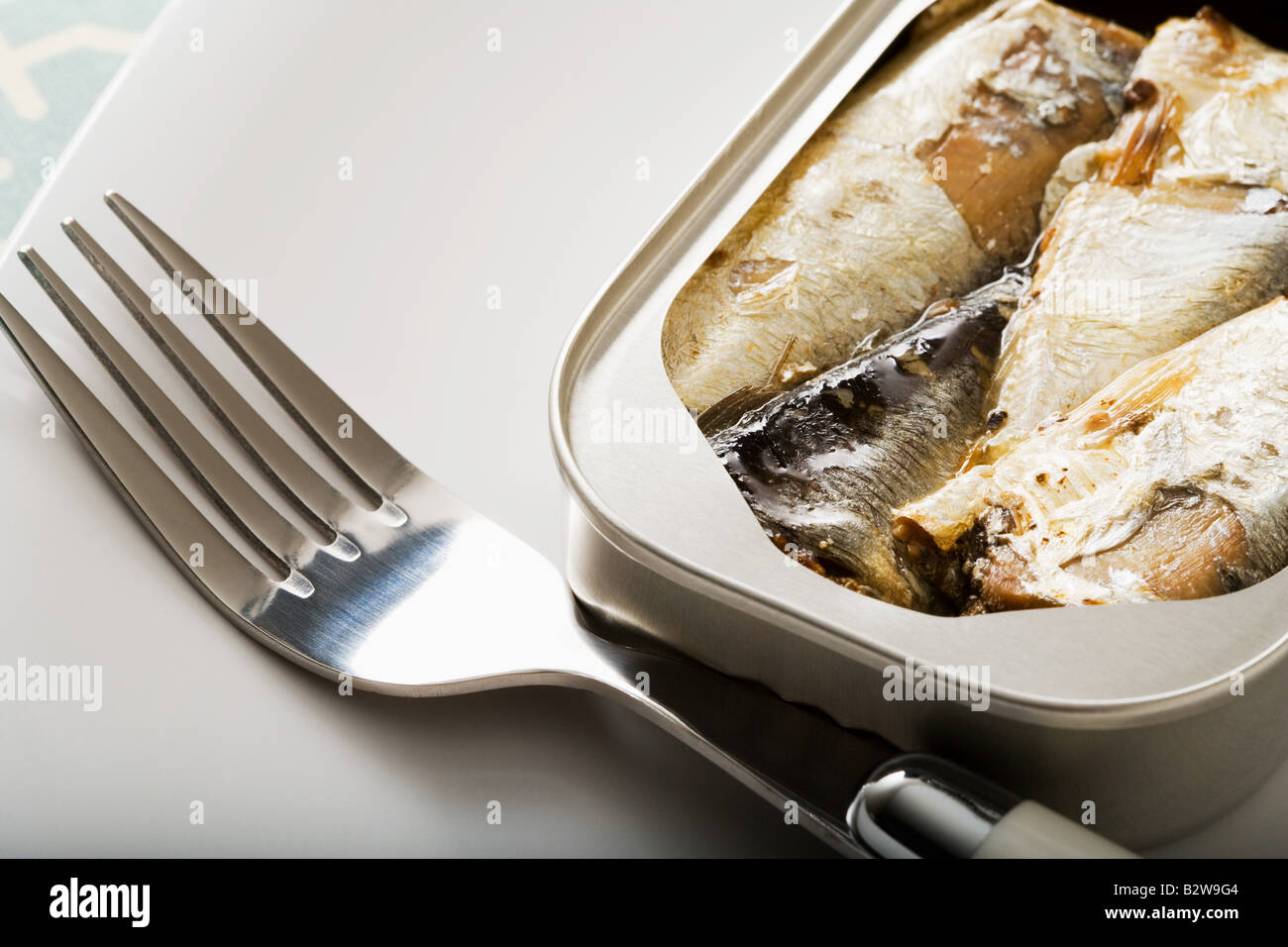 Una lattina di sardine e di una forcella Foto Stock