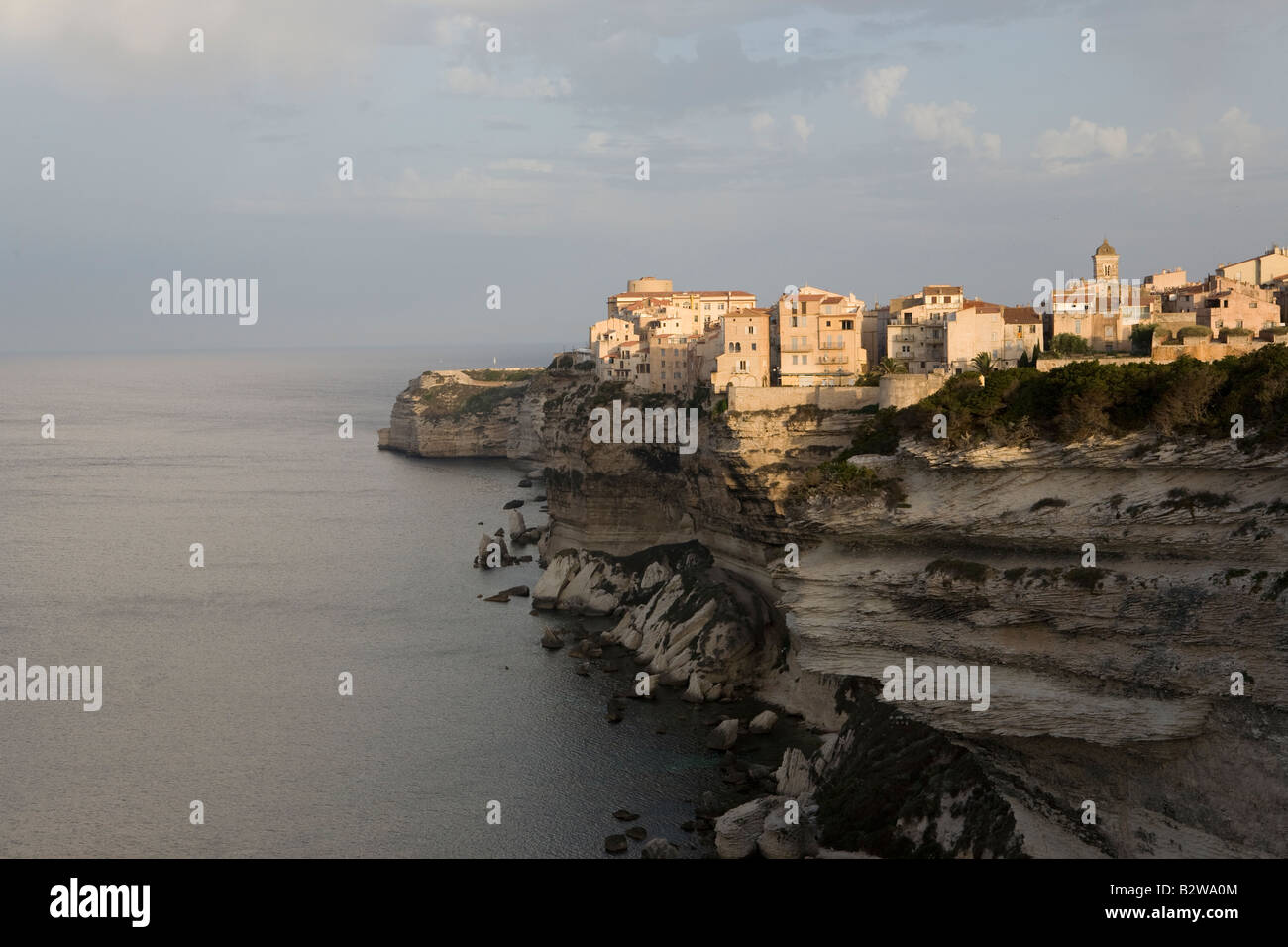 Scogliere e Case di Bonifacio Haute Ville, Corsica, Francia Foto Stock