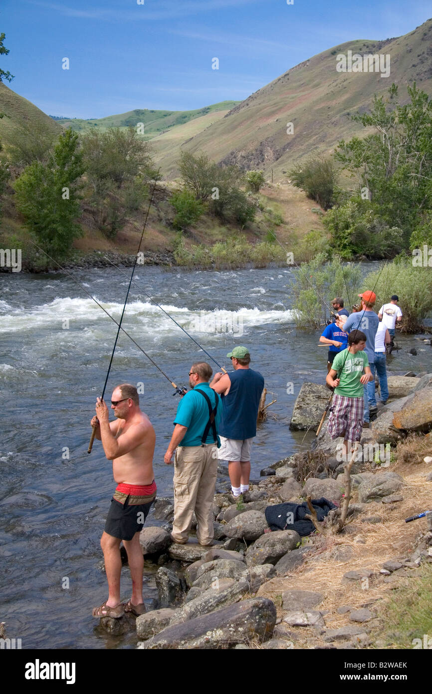 Salmone Chinook la pesca sulle rive del piccolo fiume di salmoni nei pressi di Riggins Idaho Foto Stock