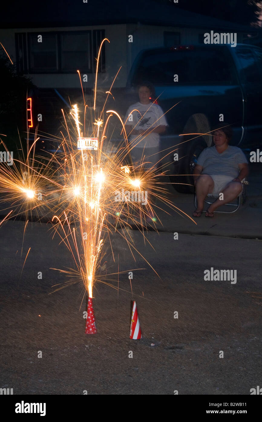 Consumatore fuochi d'artificio acceso per il quarto di luglio festa di vicinato a Boise Idaho Foto Stock