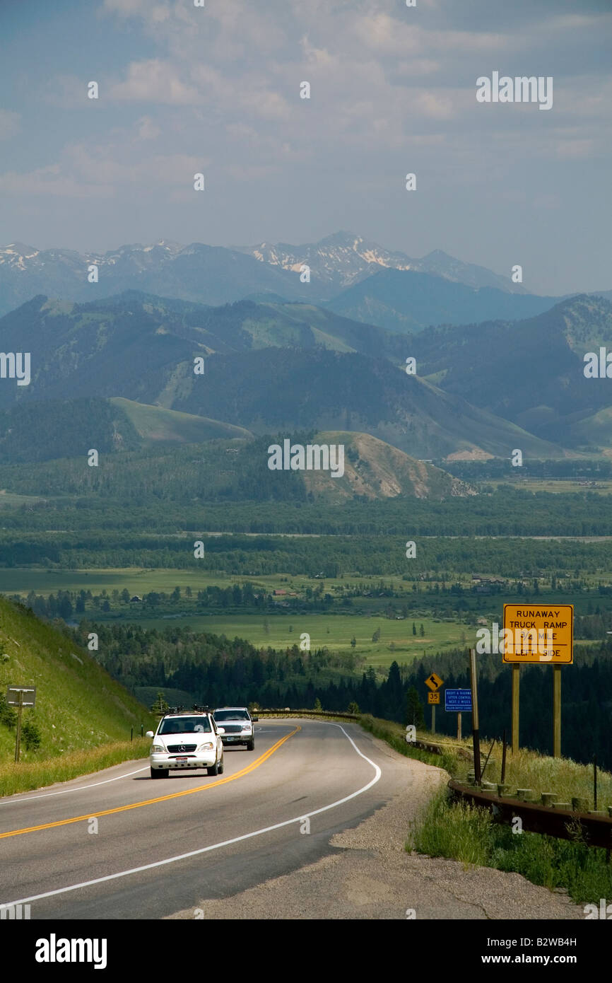 I veicoli viaggiano in alta montagna Teton Pass su Wyoming Highway 22 vicino al confine di stato di Idaho e Wyoming Foto Stock