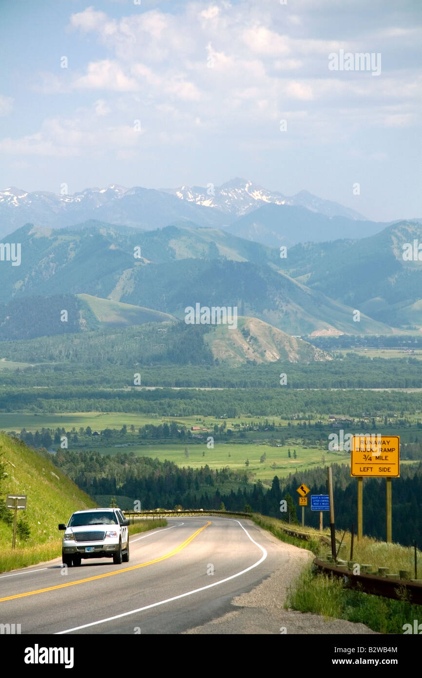 Un veicolo viaggia in alta montagna Teton Pass su Wyoming Highway 22 vicino al confine di stato del Wyoming e Idaho Foto Stock