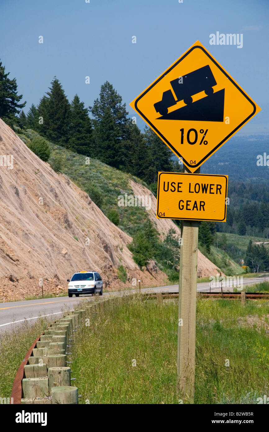 10 grado cartello stradale in cima alla montagna alta Teton Pass su Wyoming Highway 22 vicino al confine di stato del Wyoming e Idaho Foto Stock
