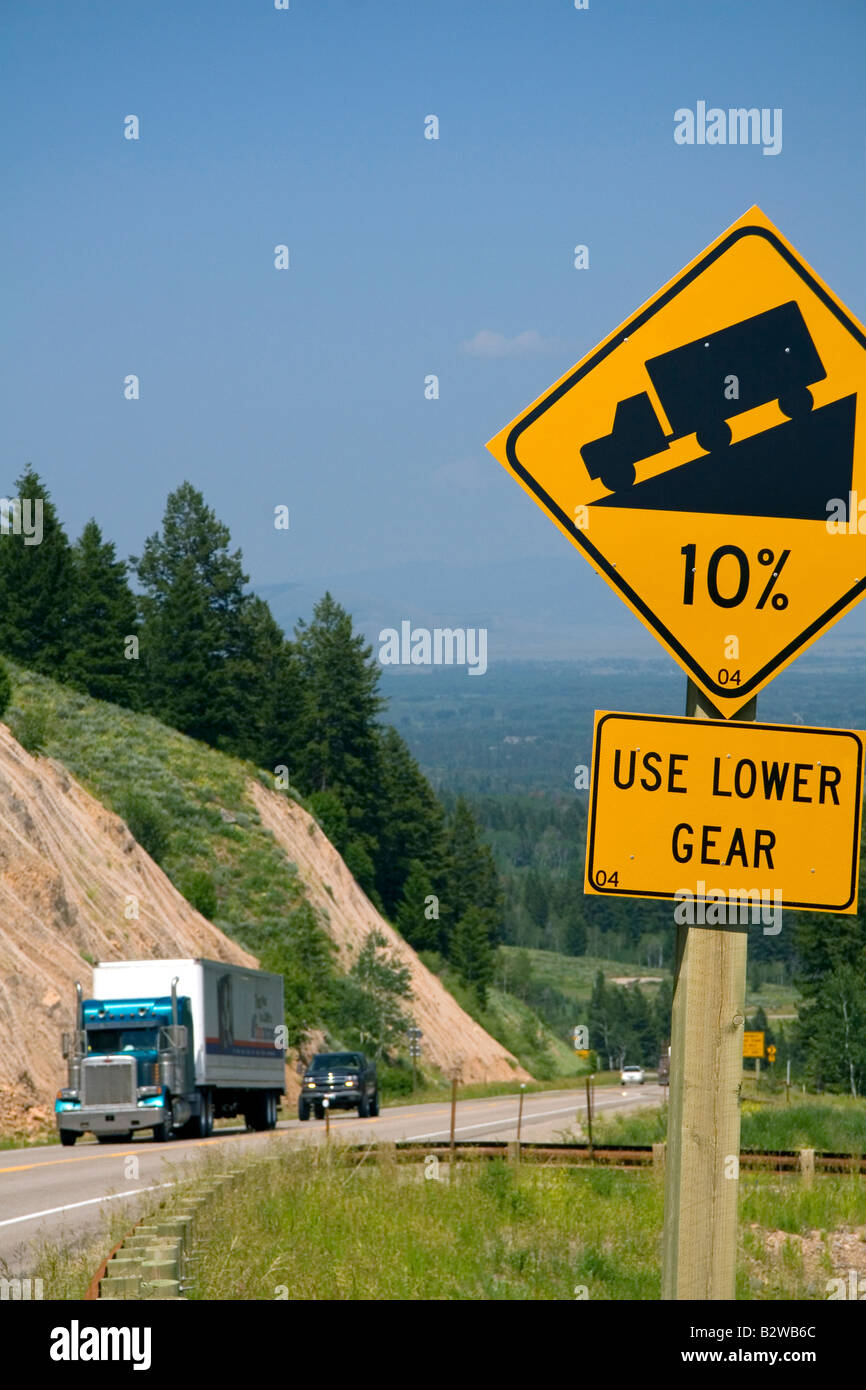10 grado cartello stradale in cima alla montagna alta Teton Pass su Wyoming Highway 22 vicino al confine di stato del Wyoming e Idaho Foto Stock