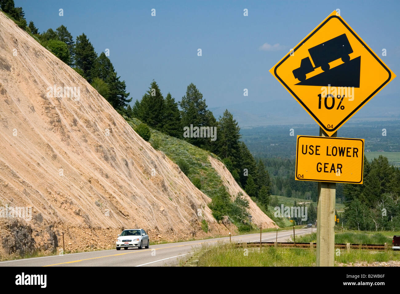 10 grado cartello stradale in cima alla montagna alta Teton Pass su Wyoming Highway 22 vicino al confine di stato del Wyoming e Idaho Foto Stock