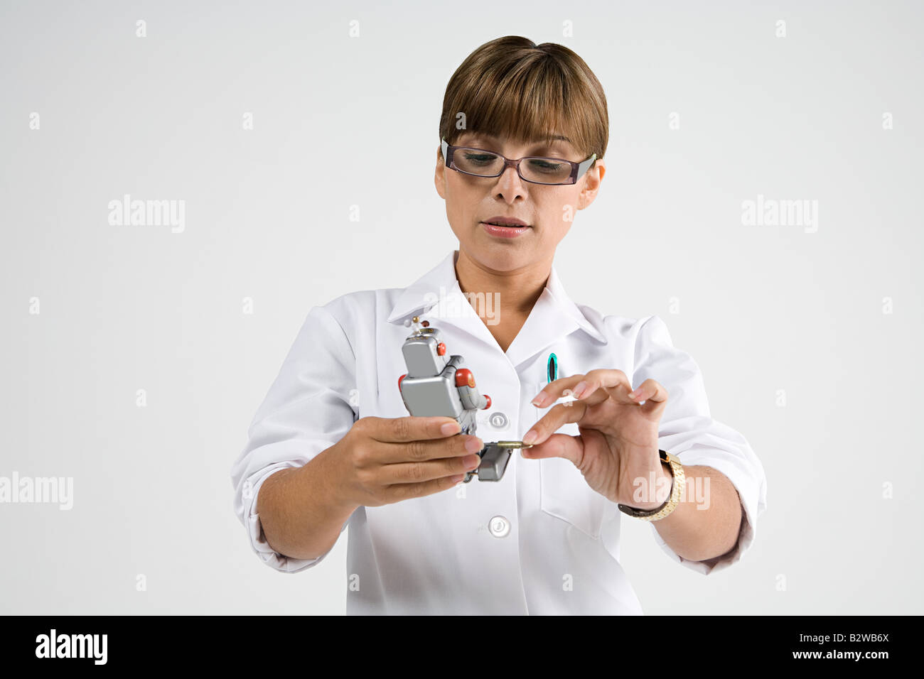 Scienziato con robot Foto Stock