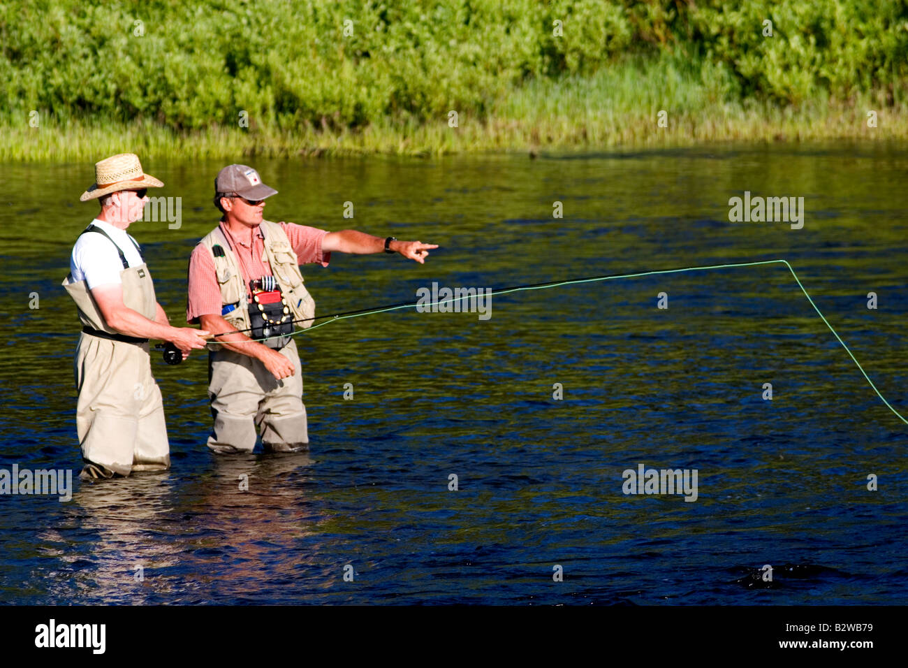 Guida e pescatore a mosca sul fiume di Lewis nel Parco Nazionale di Yellowstone Wyoming Foto Stock