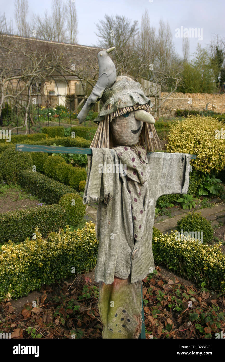 Lo Spaventapasseri in Rosemary Verey's garden, Barnsley House, Barnsley, Gloucestershire Foto Stock