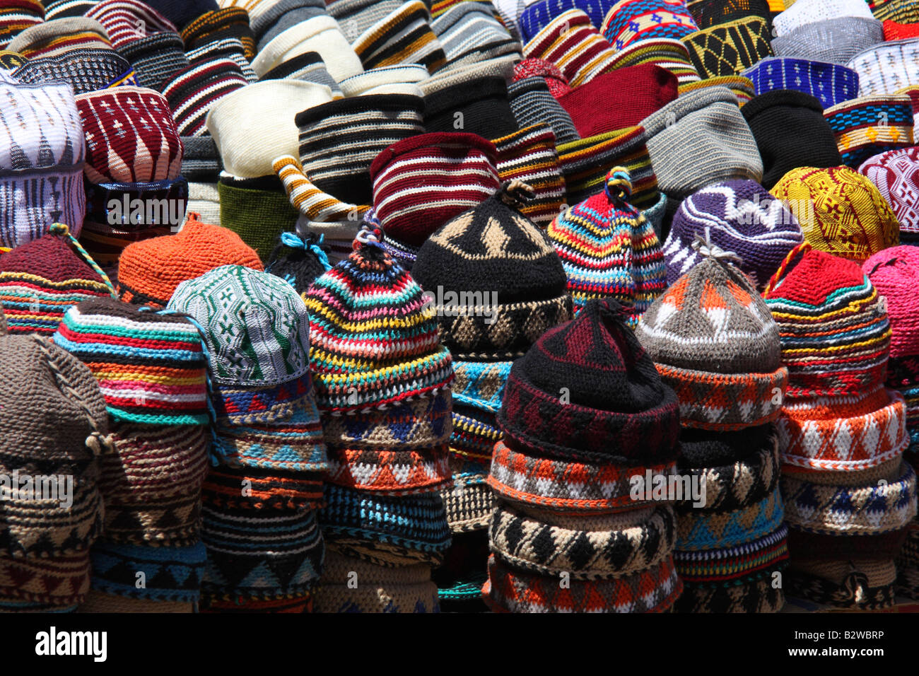Colorati cappelli a maglia per la vendita nel mercato di strada, Marrakech,  Marocco Foto stock - Alamy