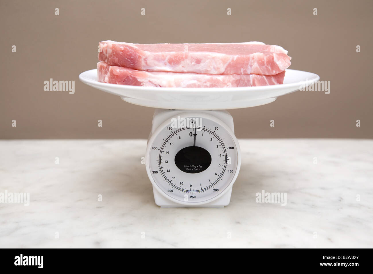 Costolette di maiale sulle bilance Foto stock - Alamy