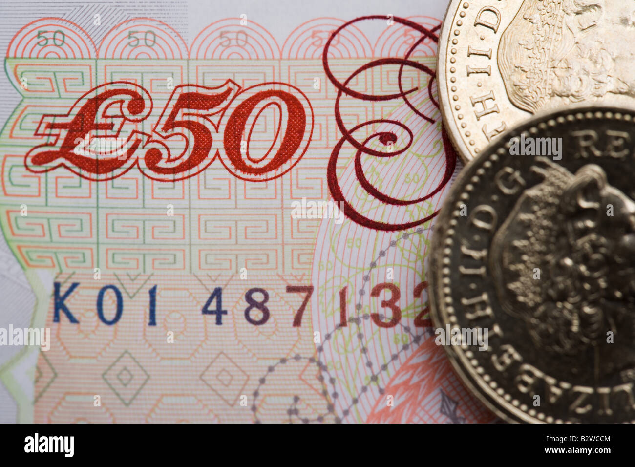Cinquanta pound nota e una sterlina moneta Foto Stock