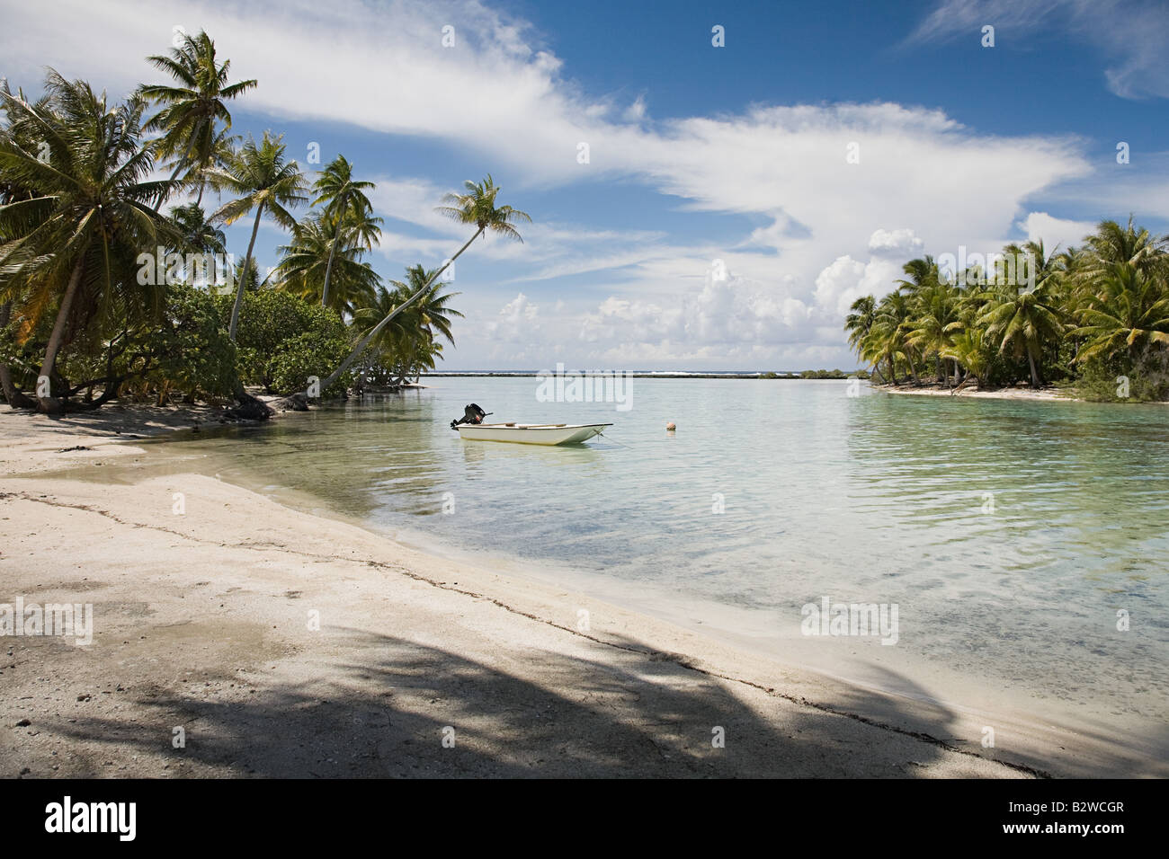 Una barca ormeggiata in mare Taha'a Foto Stock