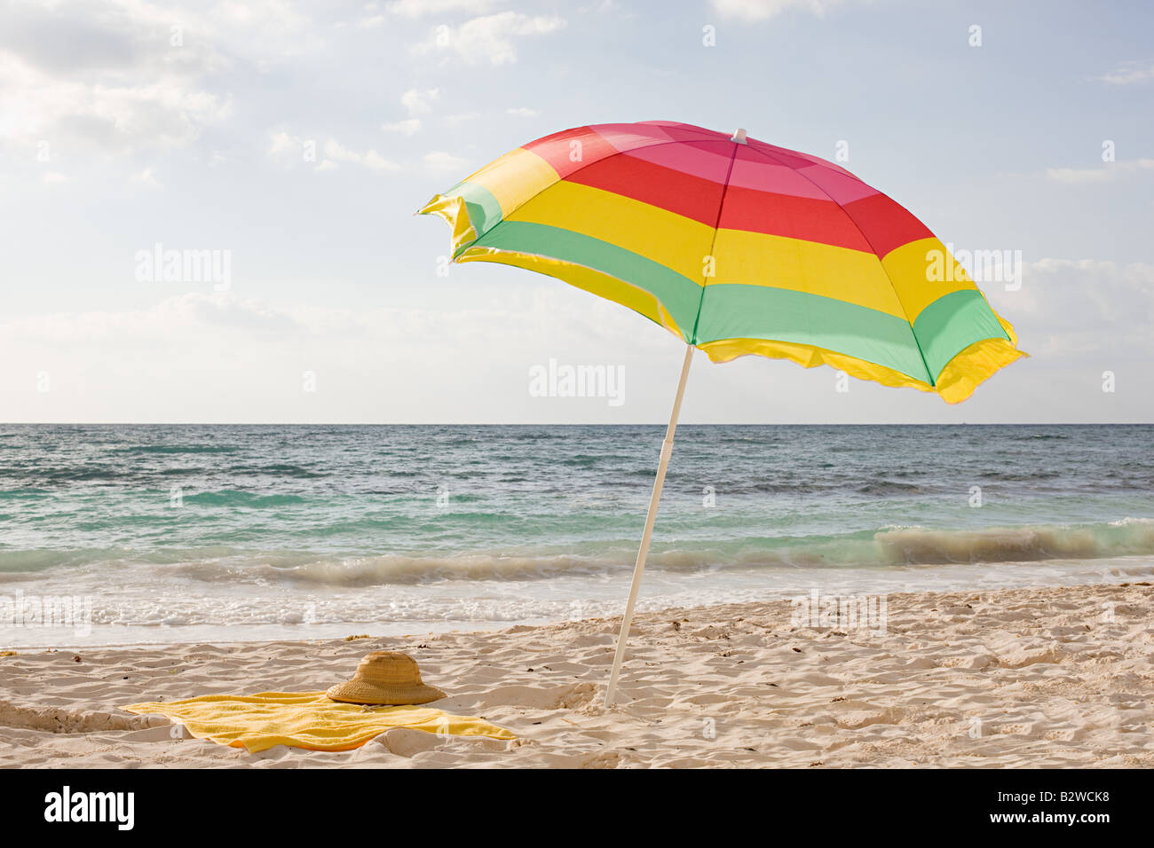 Un ombrellone in spiaggia Foto Stock