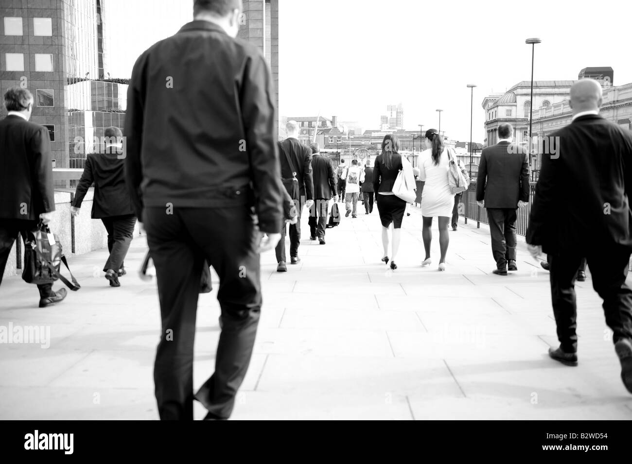 Pendolari camminando sul Ponte di Londra Foto Stock