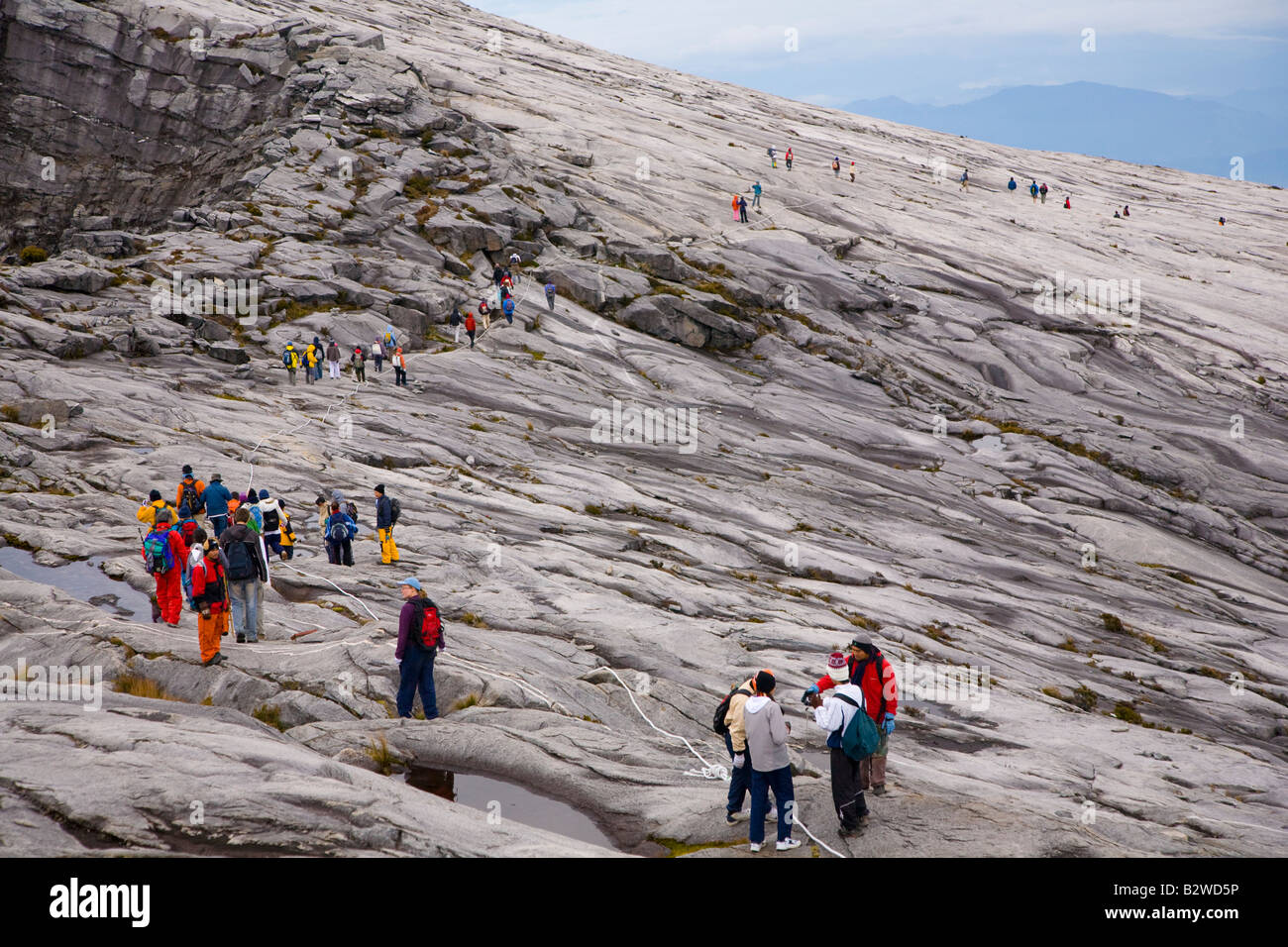 Sabah Borneo malese Kinabalu Parco Nazionale di escursionisti scendere il vertice sentiero attraverso il suggestivo paesaggio del Monte Kinabalu Foto Stock