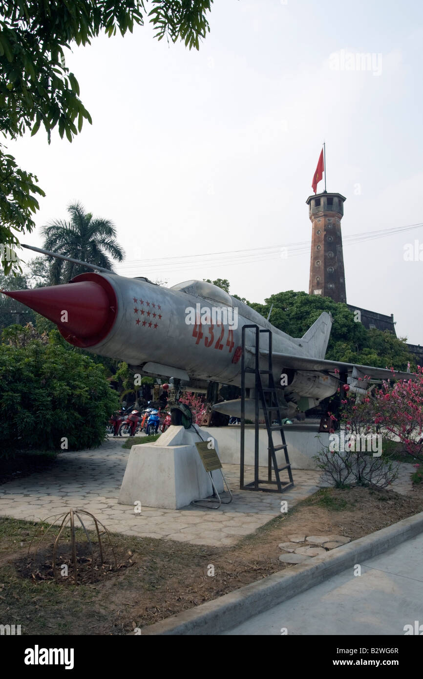 Torre di bandiera e MIG 21 jet da combattimento al Museo della Storia Militare Hanoi Vietnam Foto Stock