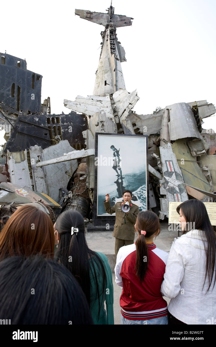 Francese e americano display aeromobili Museo di Storia Militare Hanoi Vietnam Foto Stock