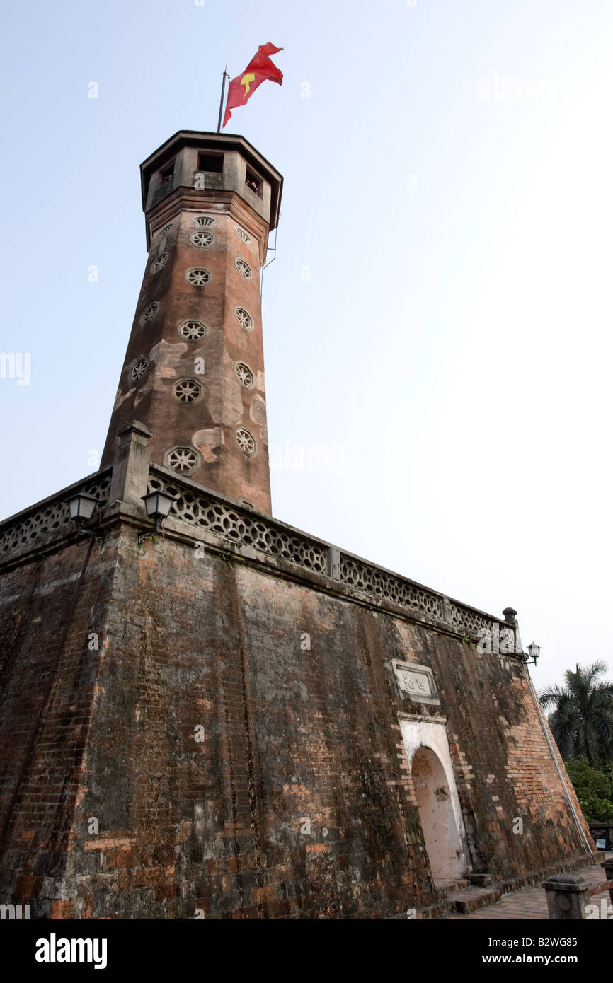 Bandiera di Hanoi Tower presso il Museo di Storia Militare Hanoi Vietnam Foto Stock