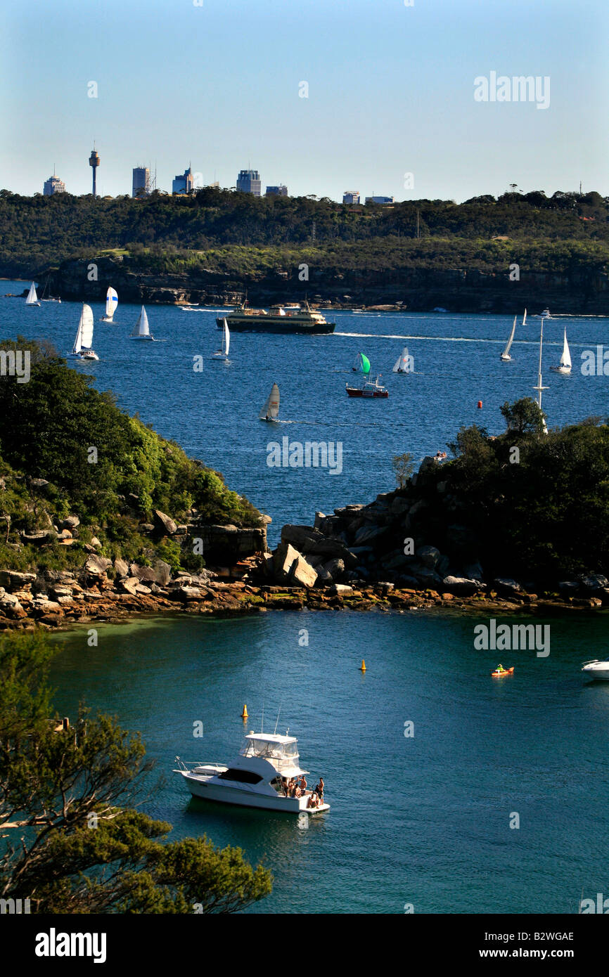 Domenica pomeriggio alla baia di quarantena gli yacht sono fuori e la vita è al suo meglio per boaties sul Porto di Sydney Foto Stock