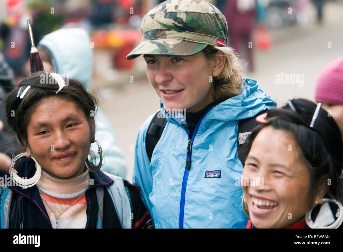 Turista rende amico con Black Hmong hilltribe mercato donne Sapa Vietnam Foto Stock