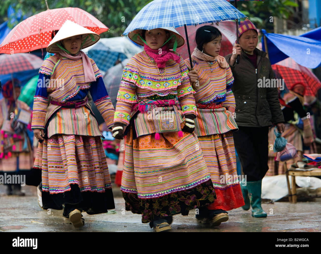 Bac Ha hilltribe noto mercato di fiori colorati commercianti Hmong Vietnam del nord Foto Stock