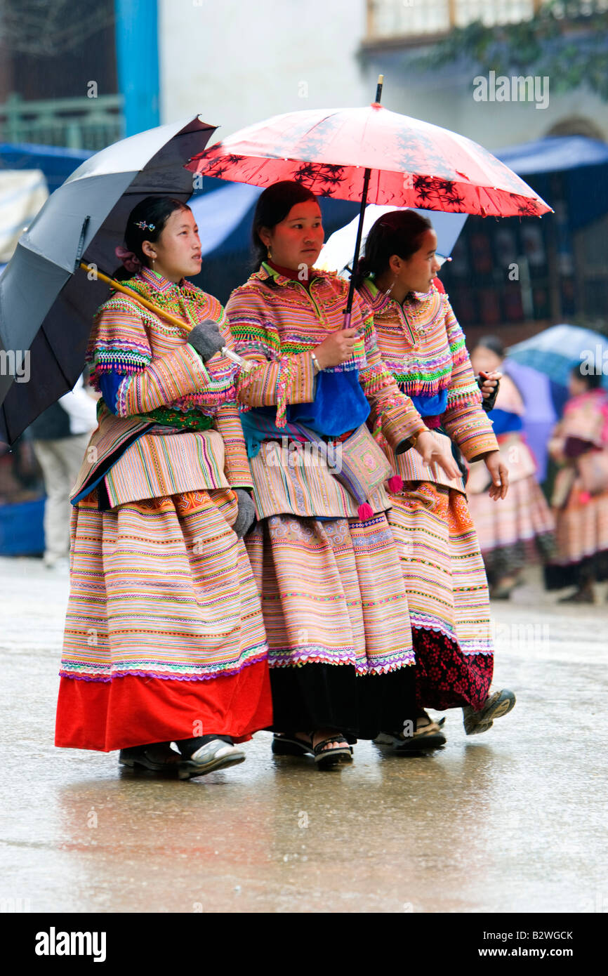 Bac Ha hilltribe noto mercato di fiori colorati commercianti Hmong Vietnam del nord Foto Stock