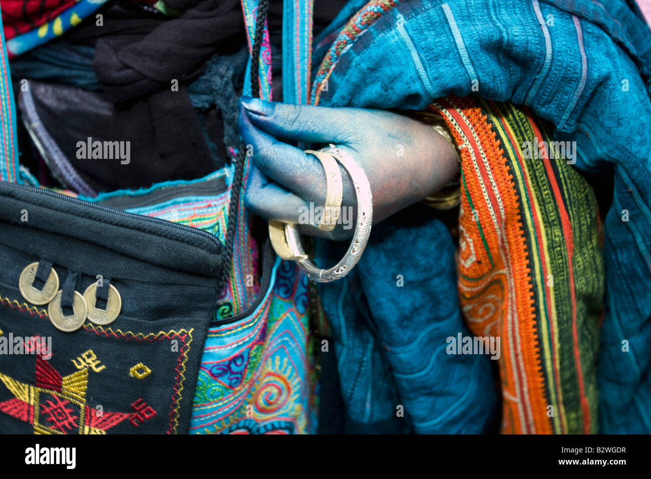 Nero hilltribe Hmong donna con lancette blu dal panno tinto Sapa Vietnam Foto Stock