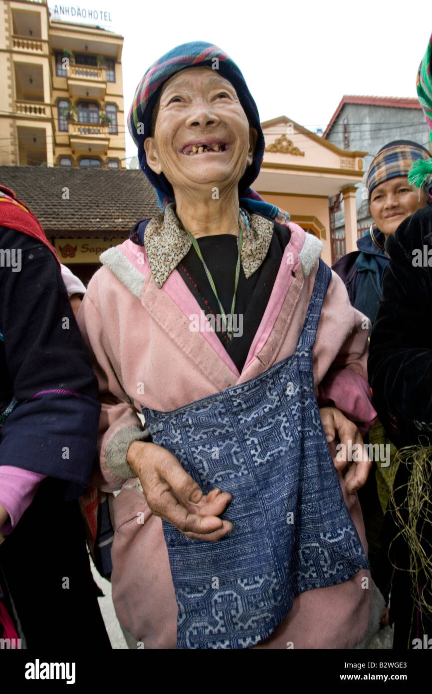 Nero hilltribe Hmong donna con denti mancanti mercato Sapa Vietnam Foto Stock