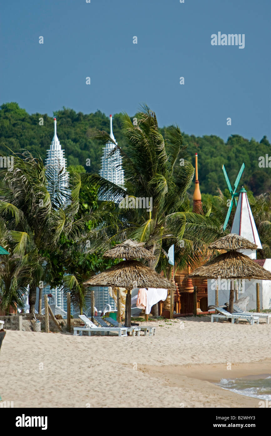 Ombrelloni da spiaggia di linea Phu Quoc Island in Vietnam Foto Stock