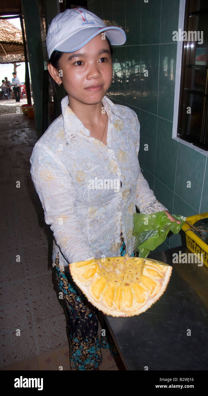 Giovane donna mostra grande segmento di giallo jackfruit tropicale Phu Quoc Island in Vietnam Foto Stock